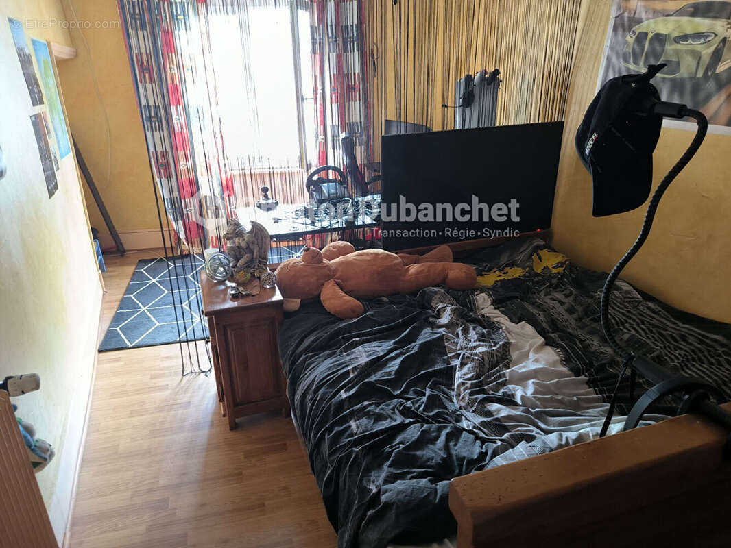 Commerce à SAINT-JUST-LA-PENDUE