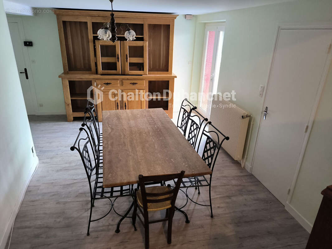 Commerce à SAINT-JUST-LA-PENDUE