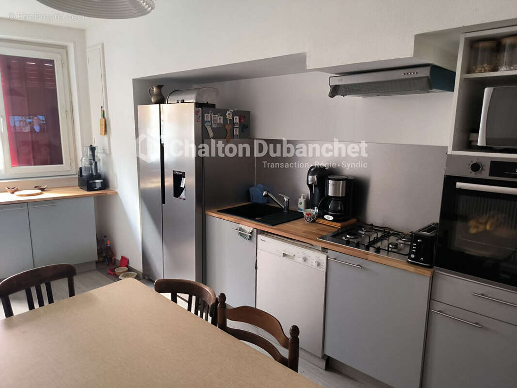 Commerce à SAINT-JUST-LA-PENDUE