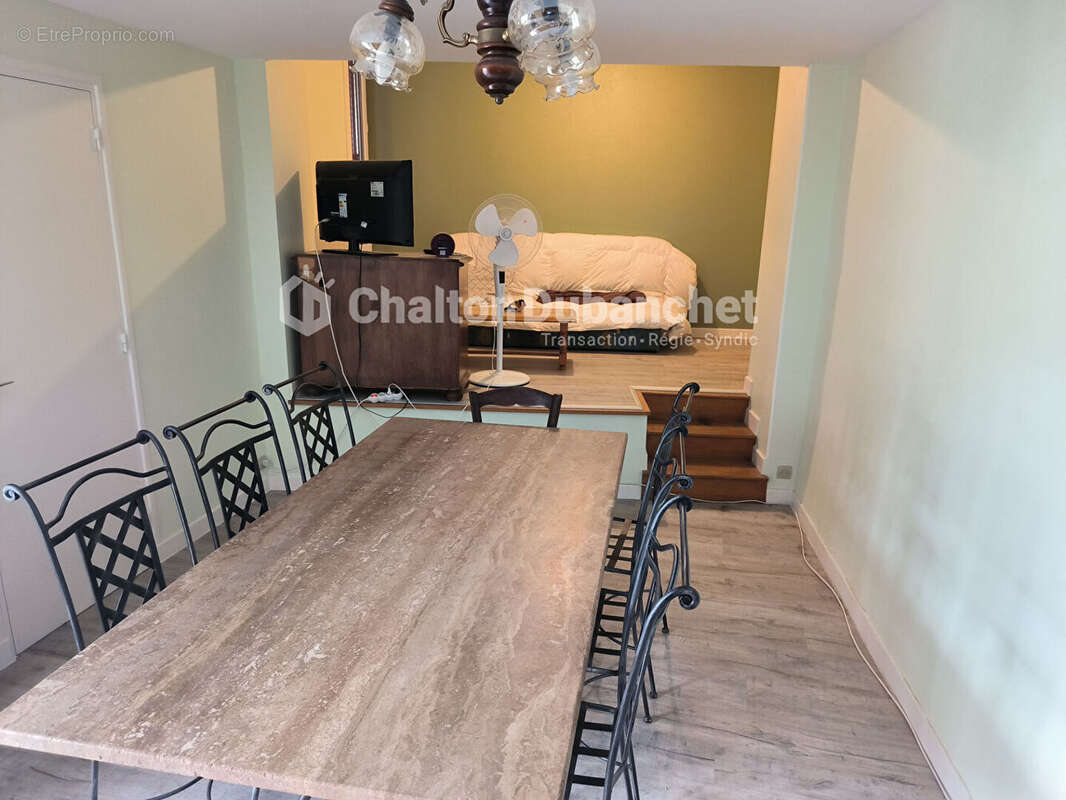 Commerce à SAINT-JUST-LA-PENDUE