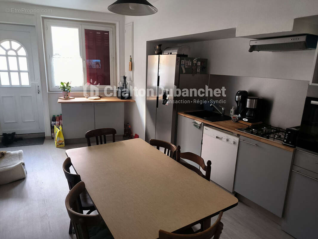 Commerce à SAINT-JUST-LA-PENDUE