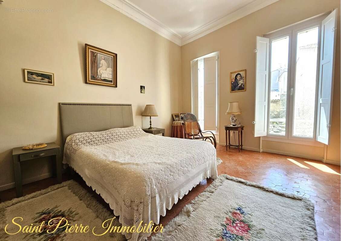 Maison à SAINT-MITRE-LES-REMPARTS