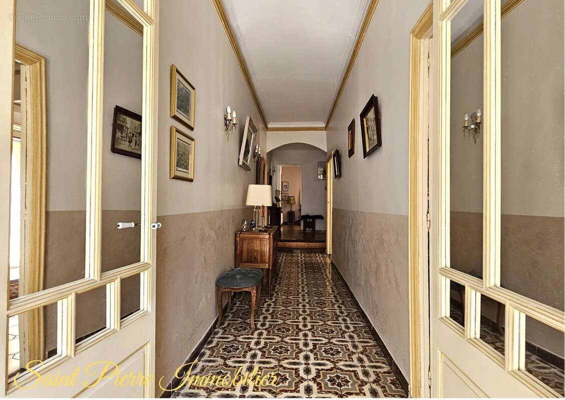 Maison à SAINT-MITRE-LES-REMPARTS