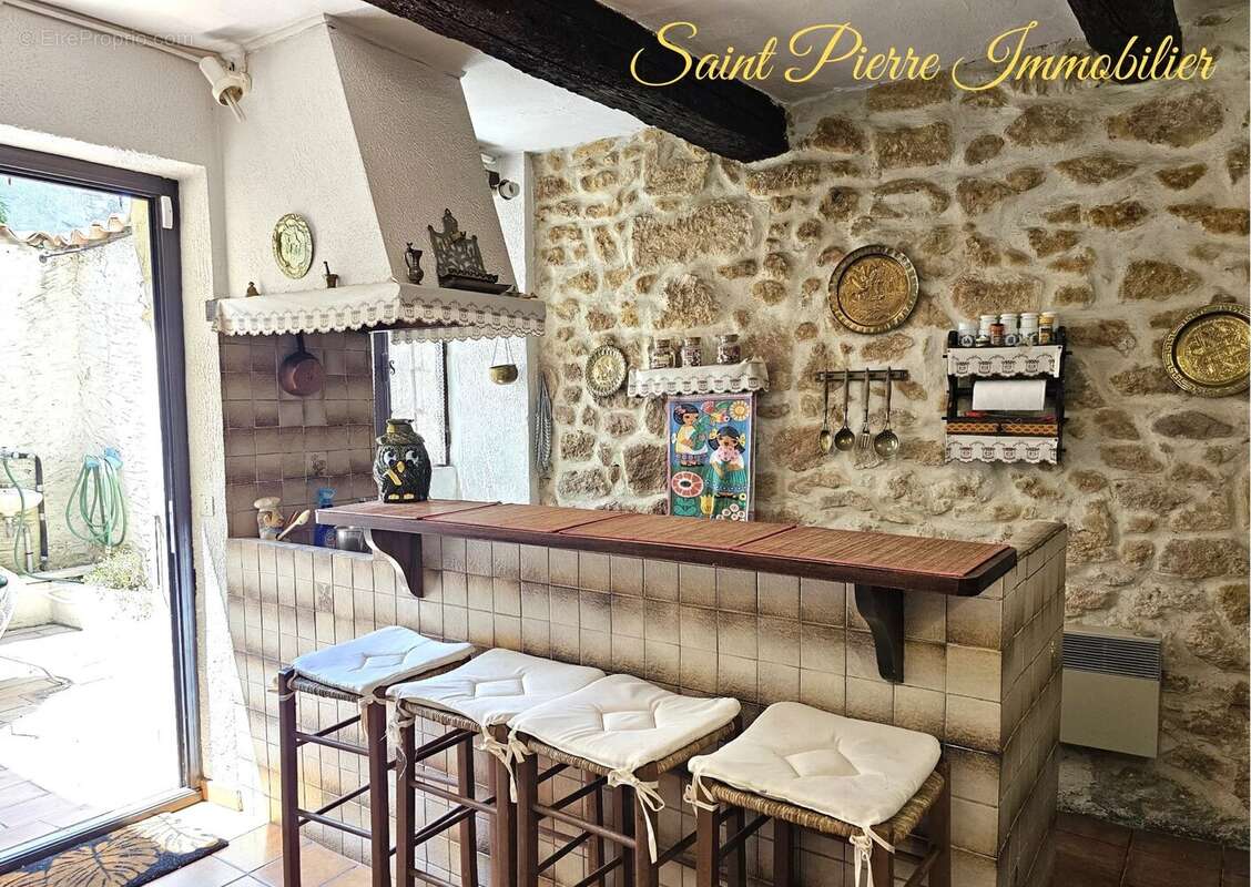 Maison à SAINT-MITRE-LES-REMPARTS