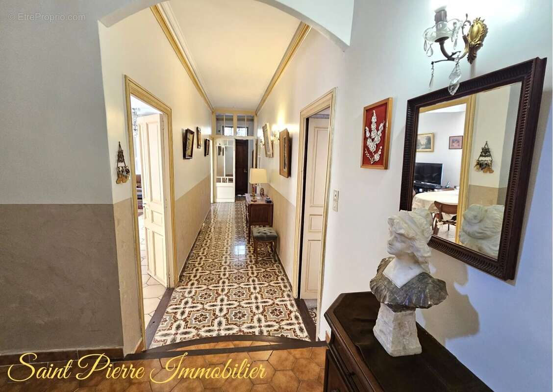 Maison à SAINT-MITRE-LES-REMPARTS