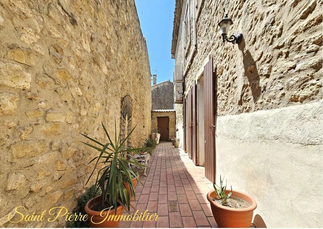 Maison à SAINT-MITRE-LES-REMPARTS