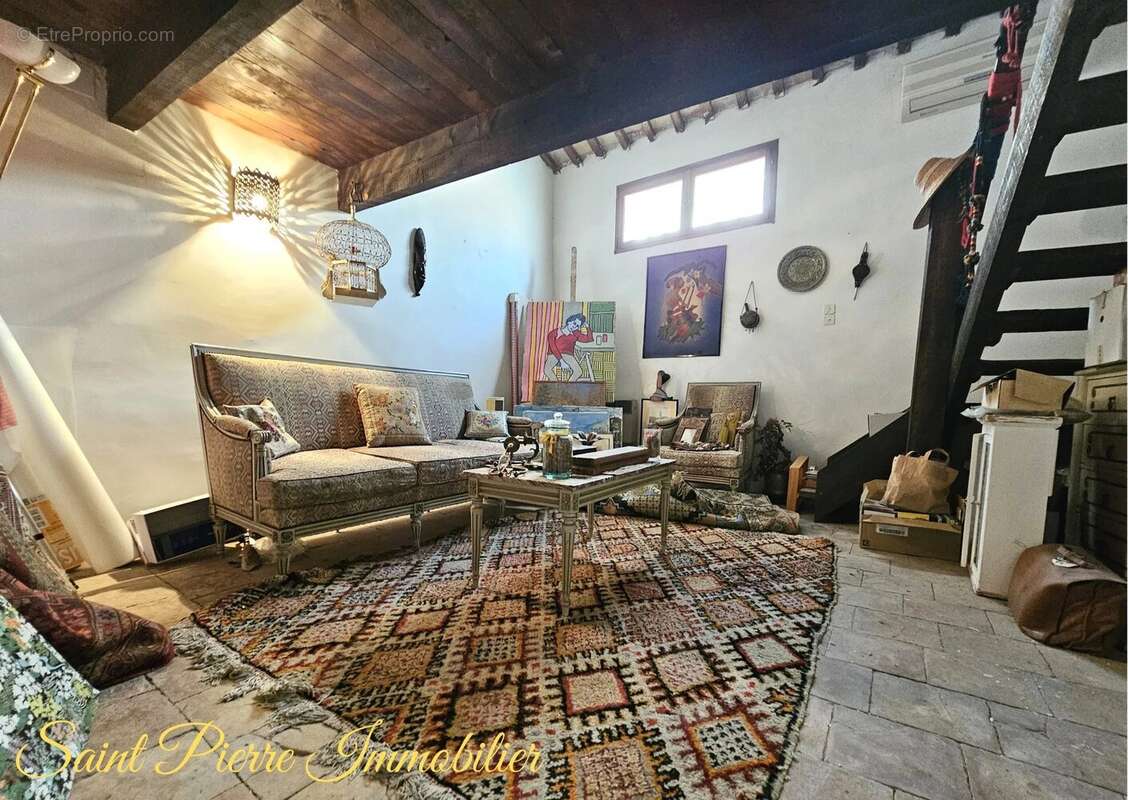 Maison à SAINT-MITRE-LES-REMPARTS