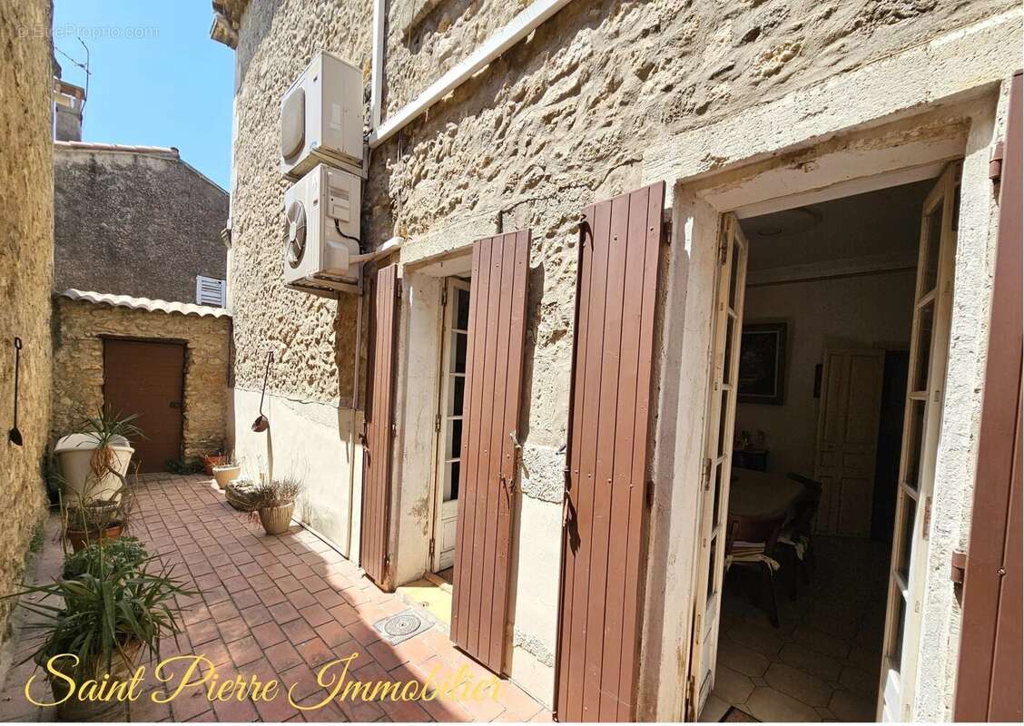 Maison à SAINT-MITRE-LES-REMPARTS