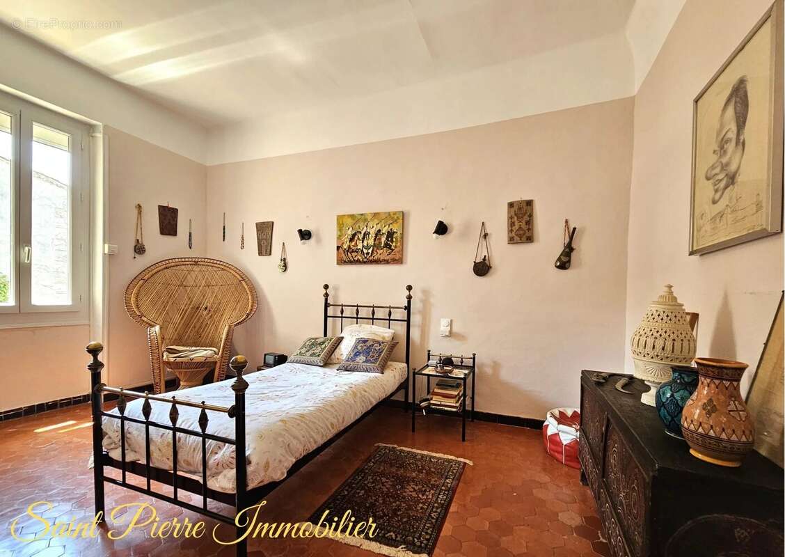 Maison à SAINT-MITRE-LES-REMPARTS