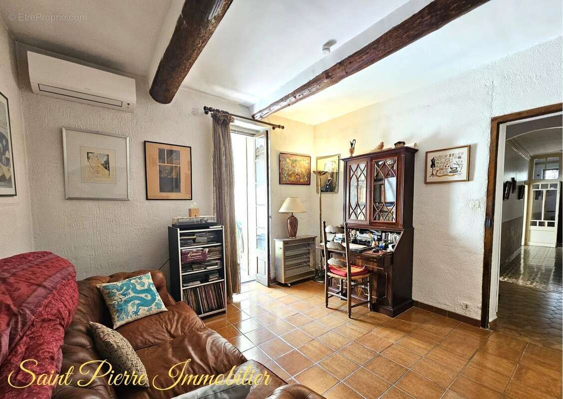 Maison à SAINT-MITRE-LES-REMPARTS