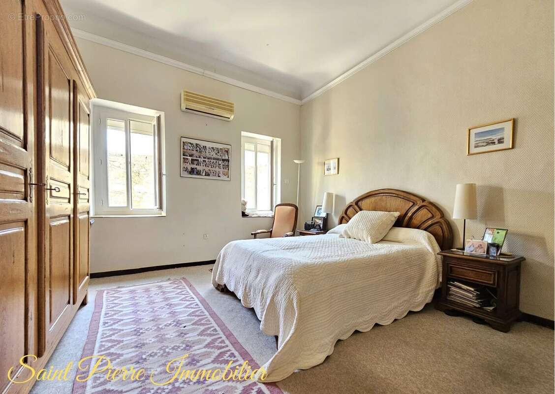 Maison à SAINT-MITRE-LES-REMPARTS