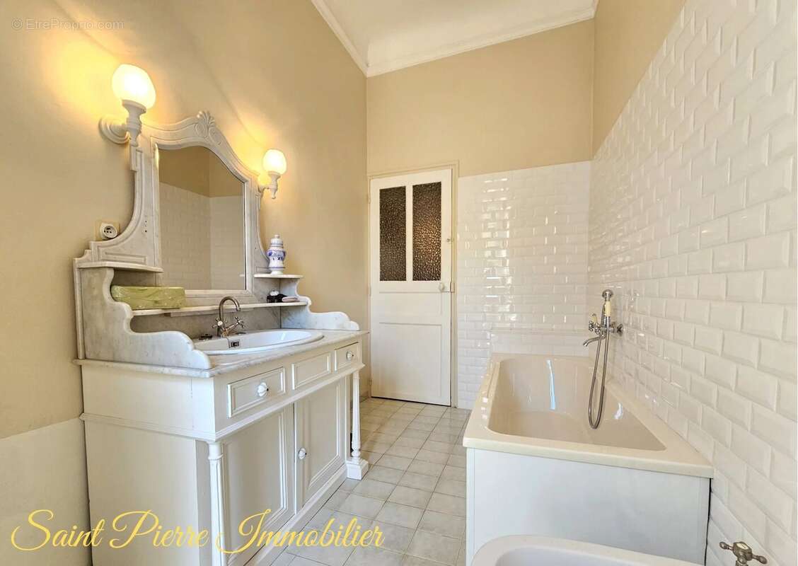 Maison à SAINT-MITRE-LES-REMPARTS