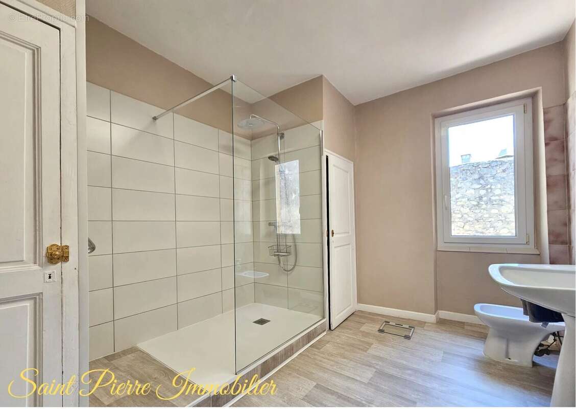 Maison à SAINT-MITRE-LES-REMPARTS