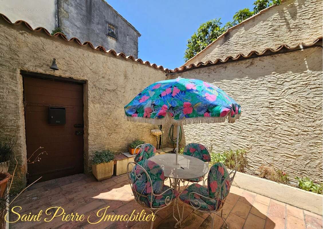 Maison à SAINT-MITRE-LES-REMPARTS