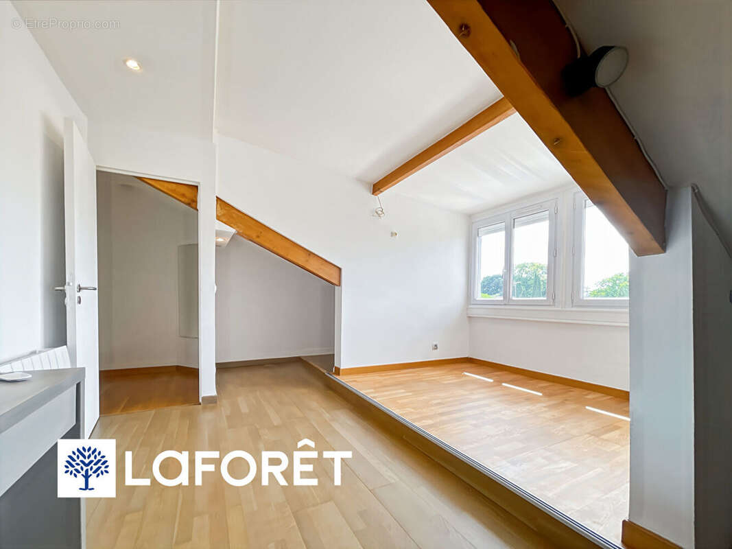 Appartement à SAINTE-GENEVIEVE-DES-BOIS