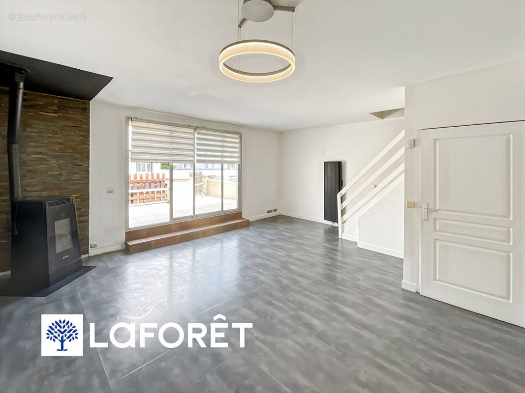 Appartement à SAINTE-GENEVIEVE-DES-BOIS