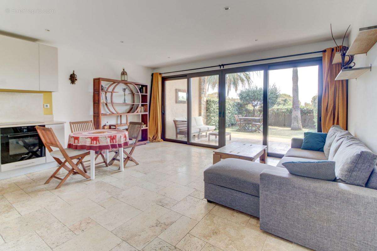 Appartement à ROQUEBRUNE-SUR-ARGENS