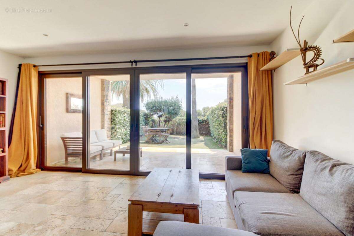 Appartement à ROQUEBRUNE-SUR-ARGENS