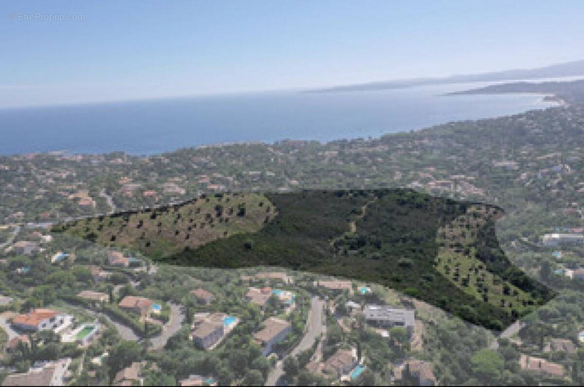 Terrain à ROQUEBRUNE-SUR-ARGENS