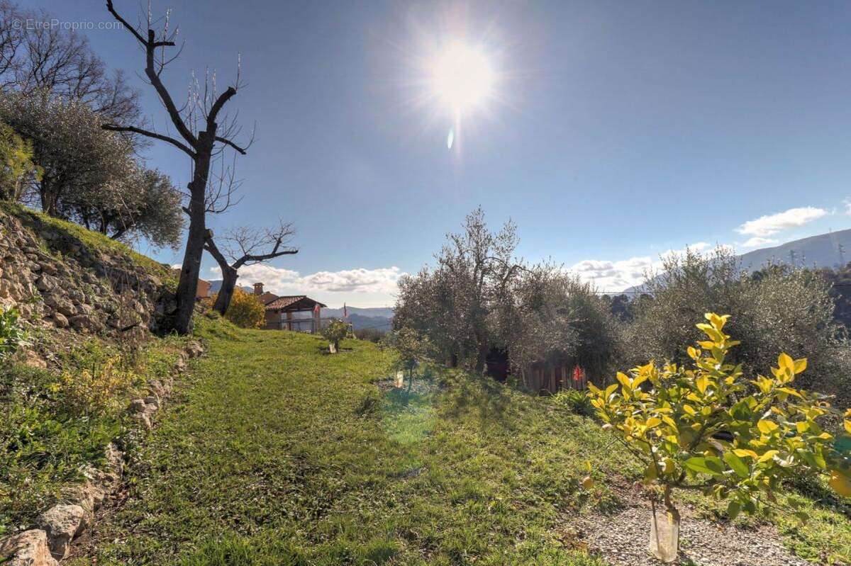 Maison à LA ROQUETTE-SUR-VAR