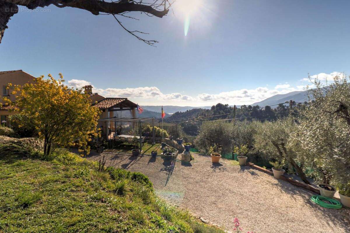 Maison à LA ROQUETTE-SUR-VAR