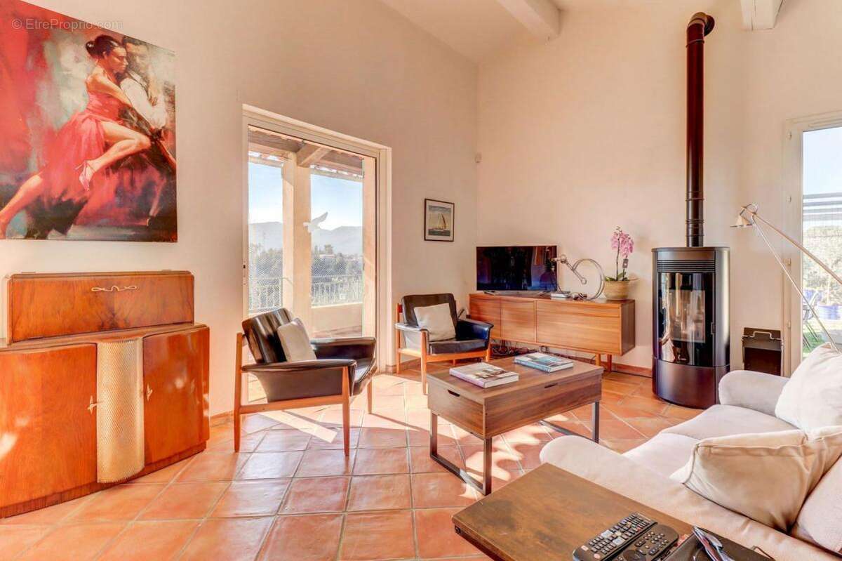 Maison à LA ROQUETTE-SUR-VAR