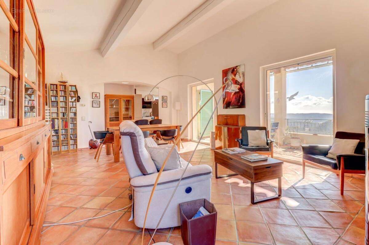 Maison à LA ROQUETTE-SUR-VAR