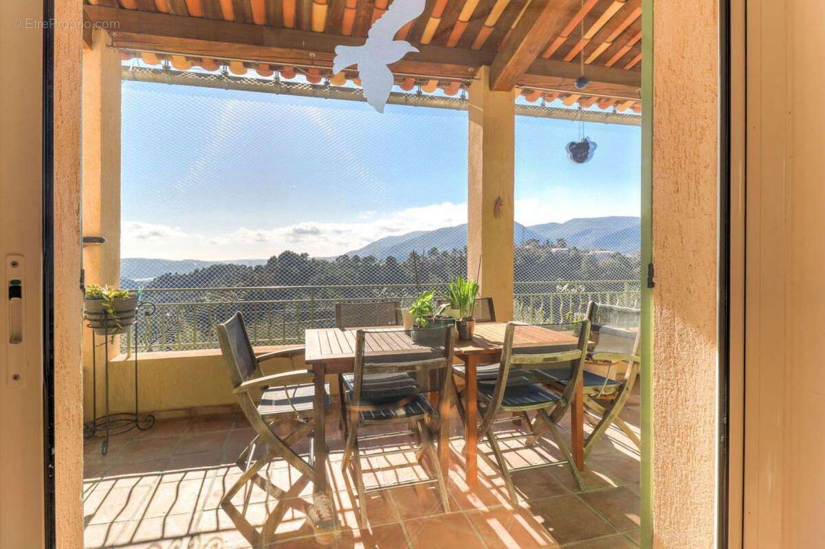 Maison à LA ROQUETTE-SUR-VAR