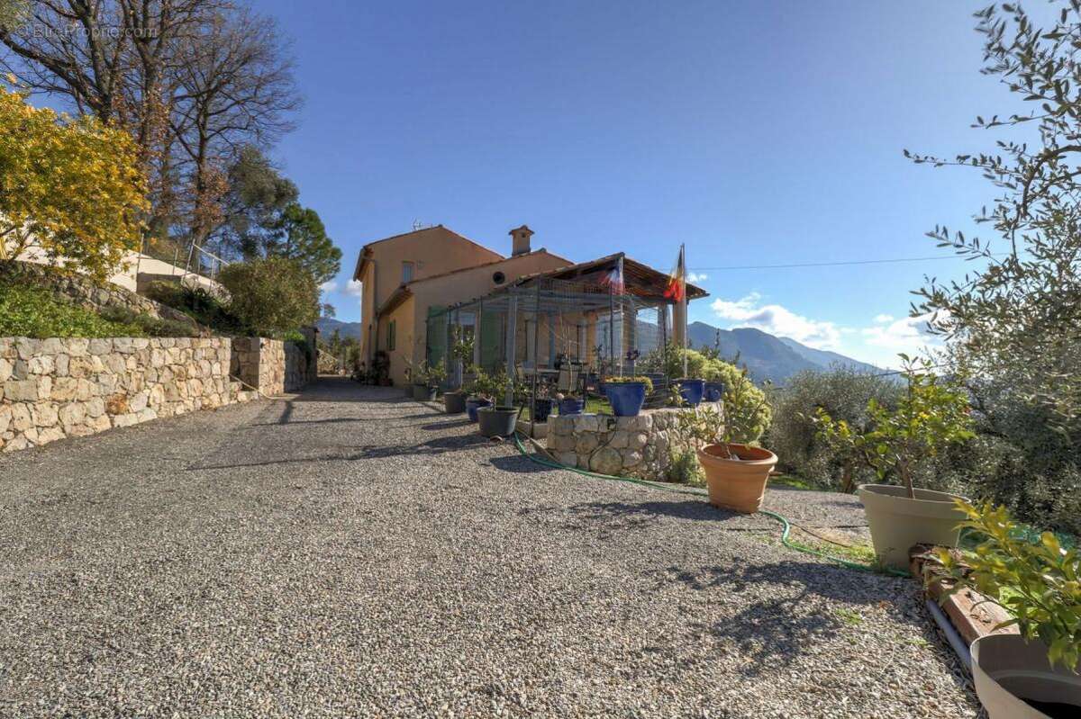 Maison à LA ROQUETTE-SUR-VAR