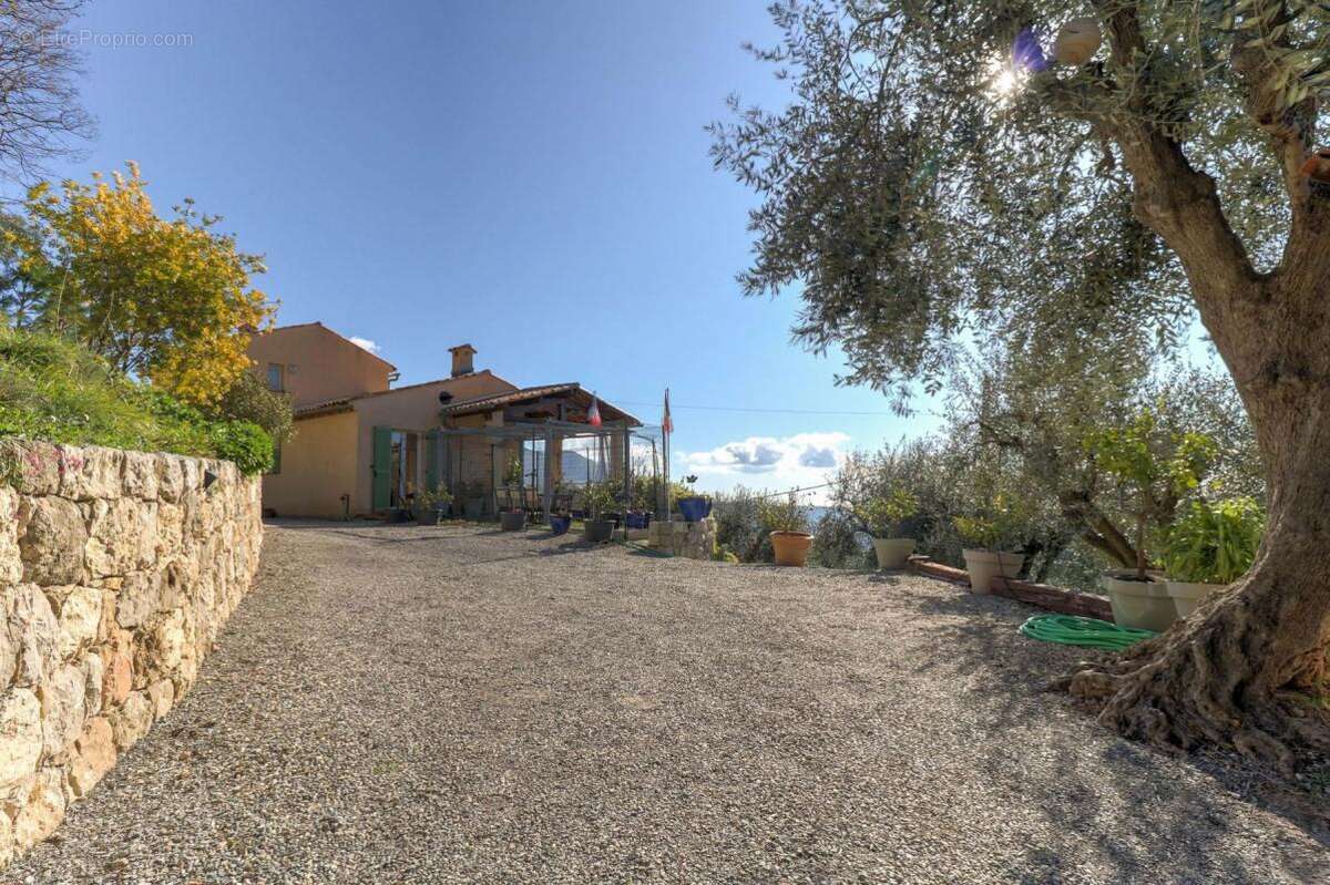 Maison à LA ROQUETTE-SUR-VAR