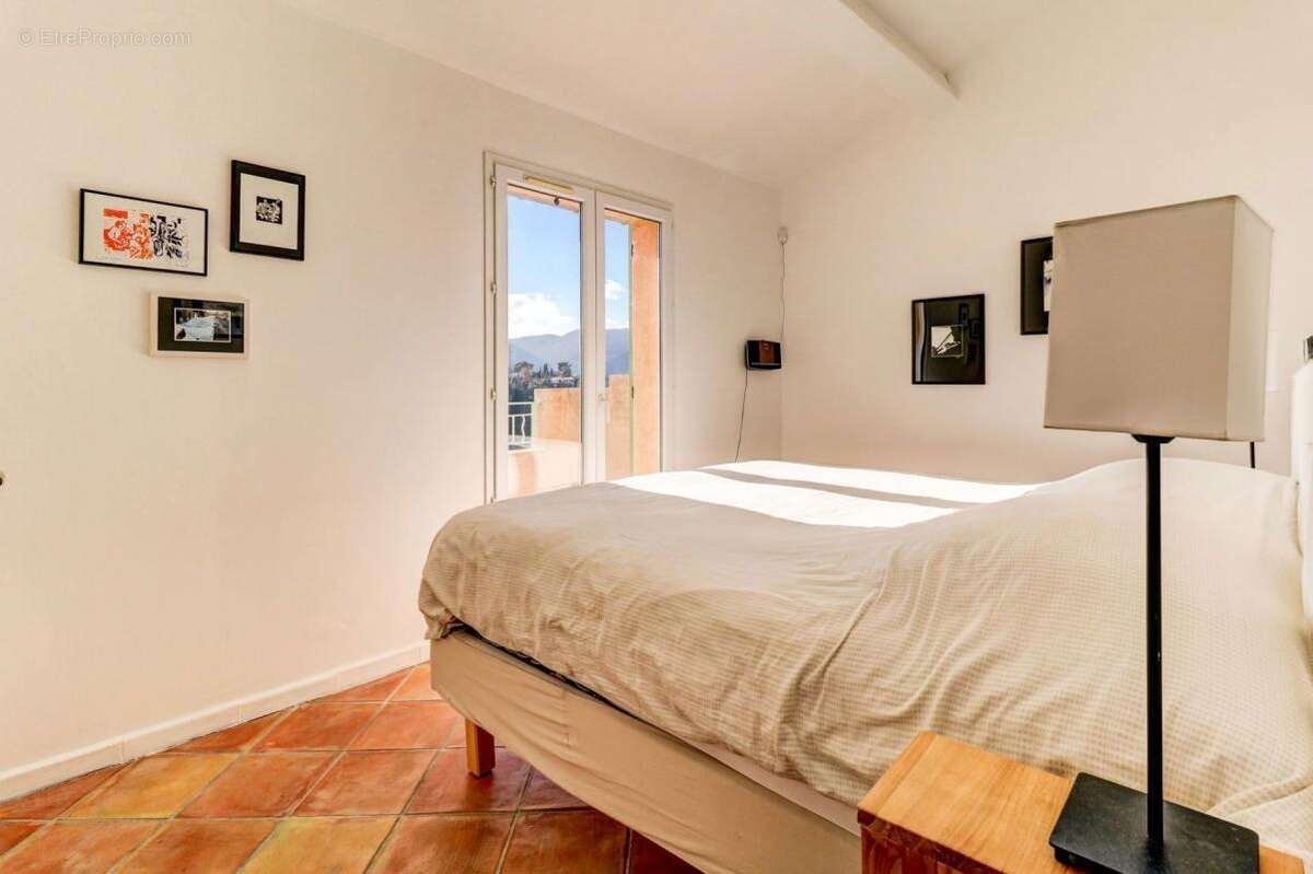 Maison à LA ROQUETTE-SUR-VAR