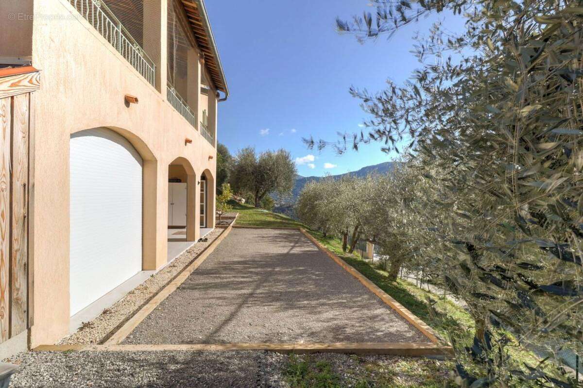 Maison à LA ROQUETTE-SUR-VAR