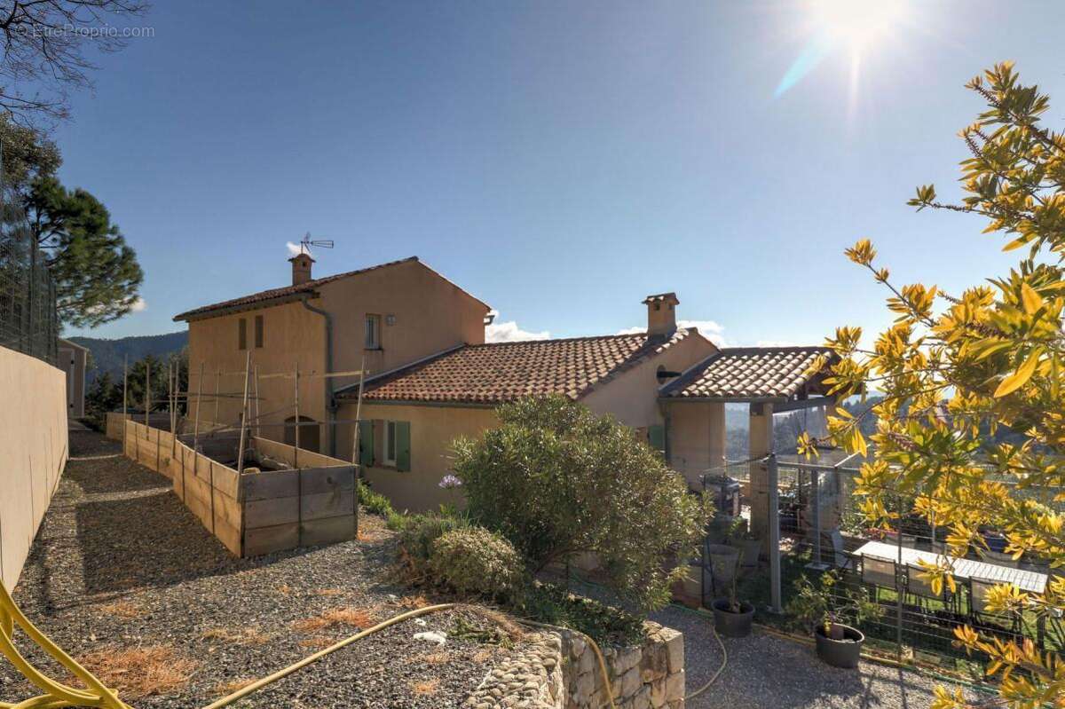 Maison à LA ROQUETTE-SUR-VAR