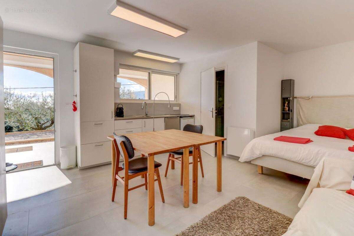 Maison à LA ROQUETTE-SUR-VAR