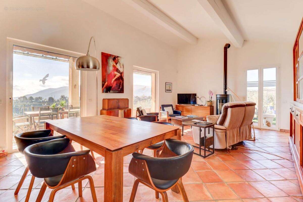 Maison à LA ROQUETTE-SUR-VAR