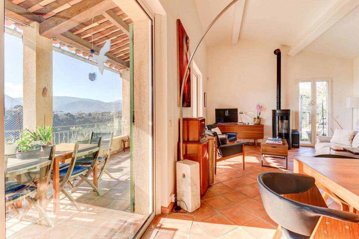 Maison à LA ROQUETTE-SUR-VAR