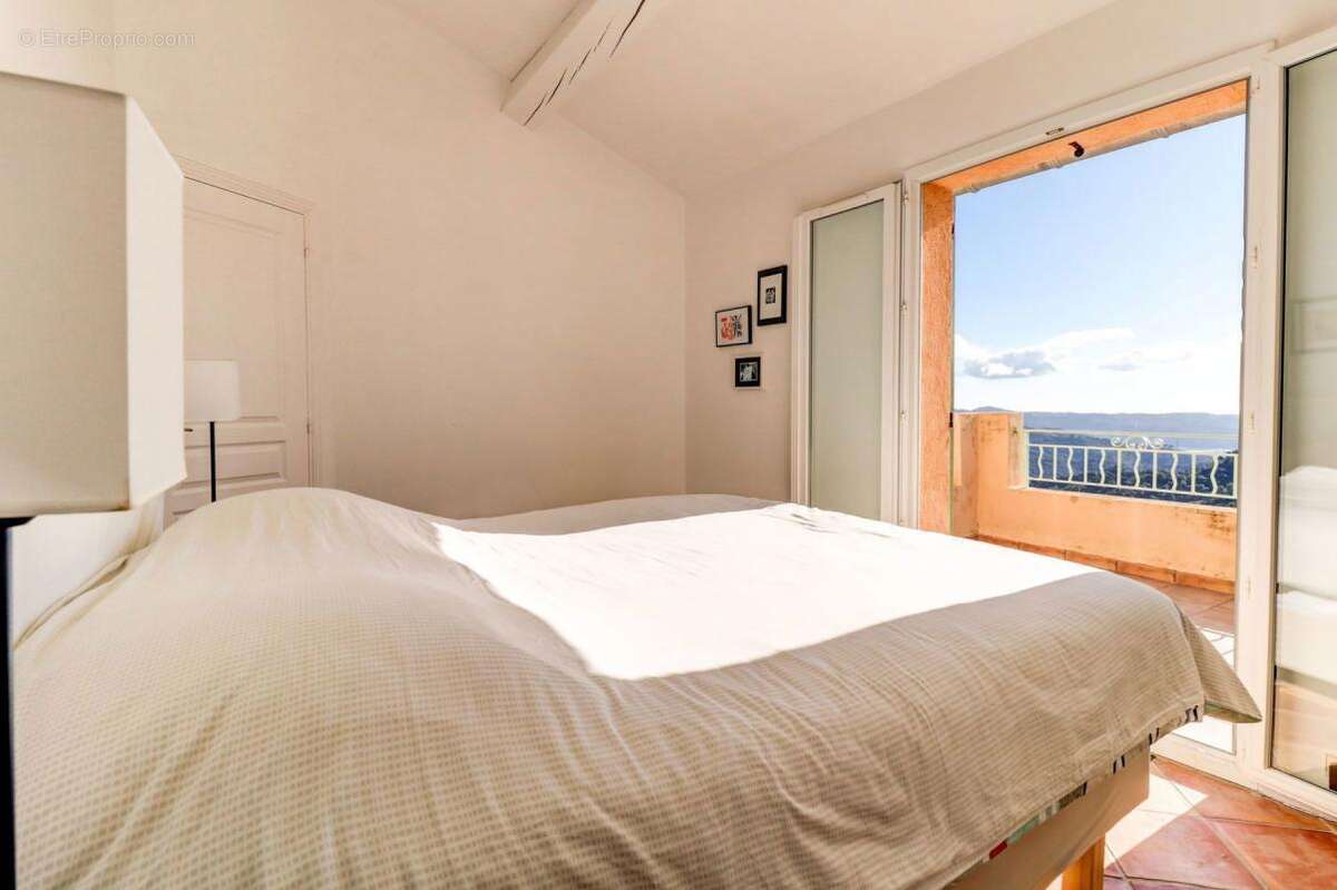 Maison à LA ROQUETTE-SUR-VAR