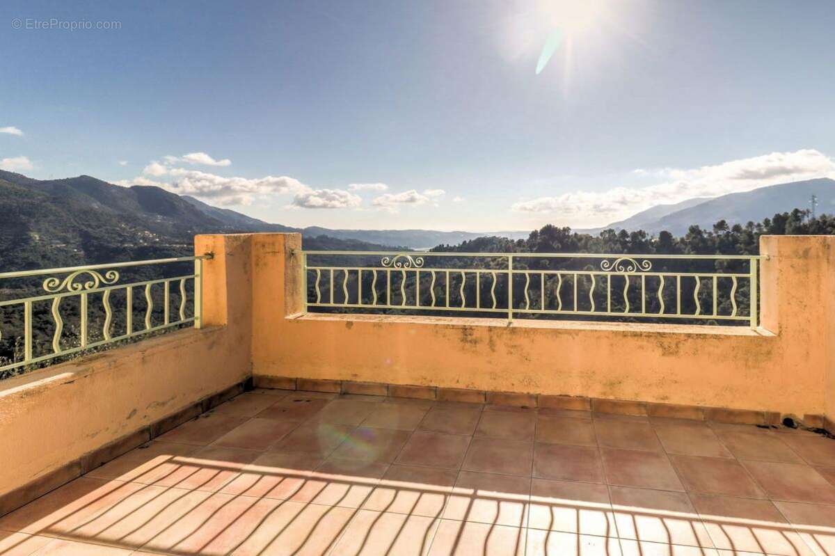 Maison à LA ROQUETTE-SUR-VAR