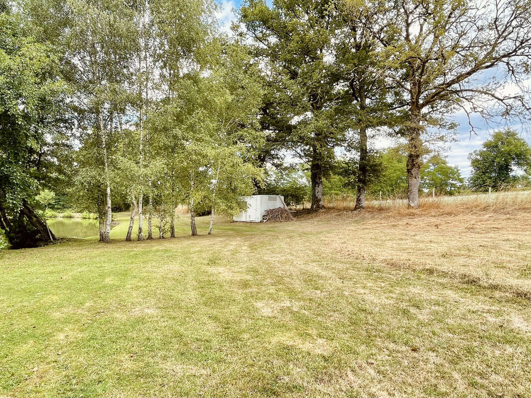 Terrain à SAINT-JUNIEN
