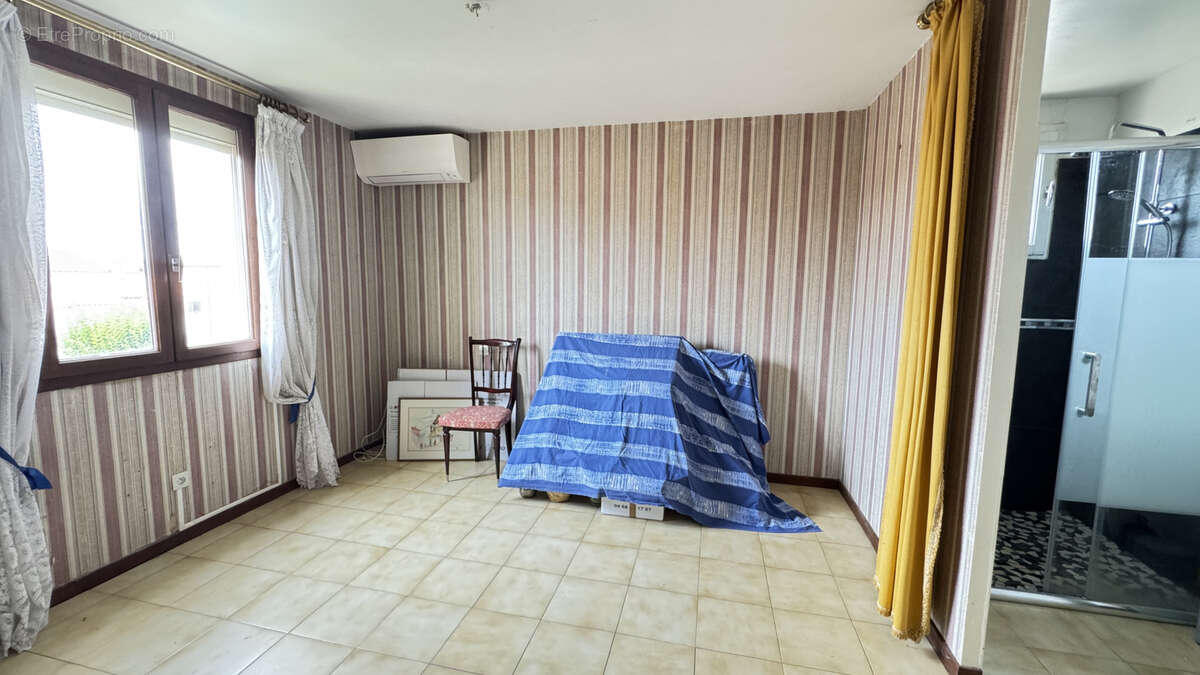 Maison à SAINT-LAURENT-DE-LA-SALANQUE