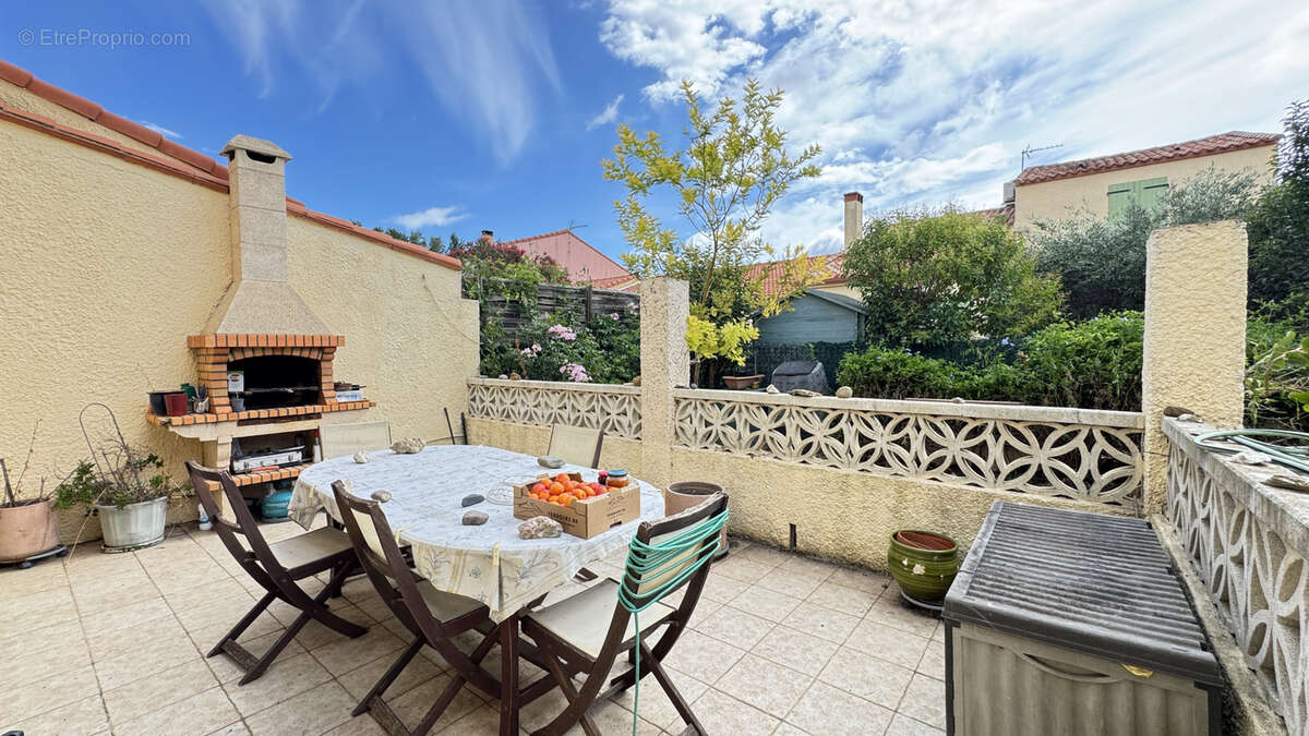 Maison à SAINT-LAURENT-DE-LA-SALANQUE