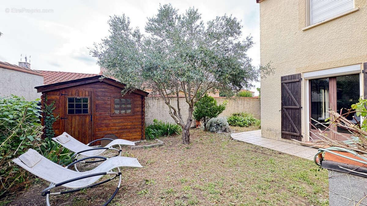 Maison à SAINT-LAURENT-DE-LA-SALANQUE