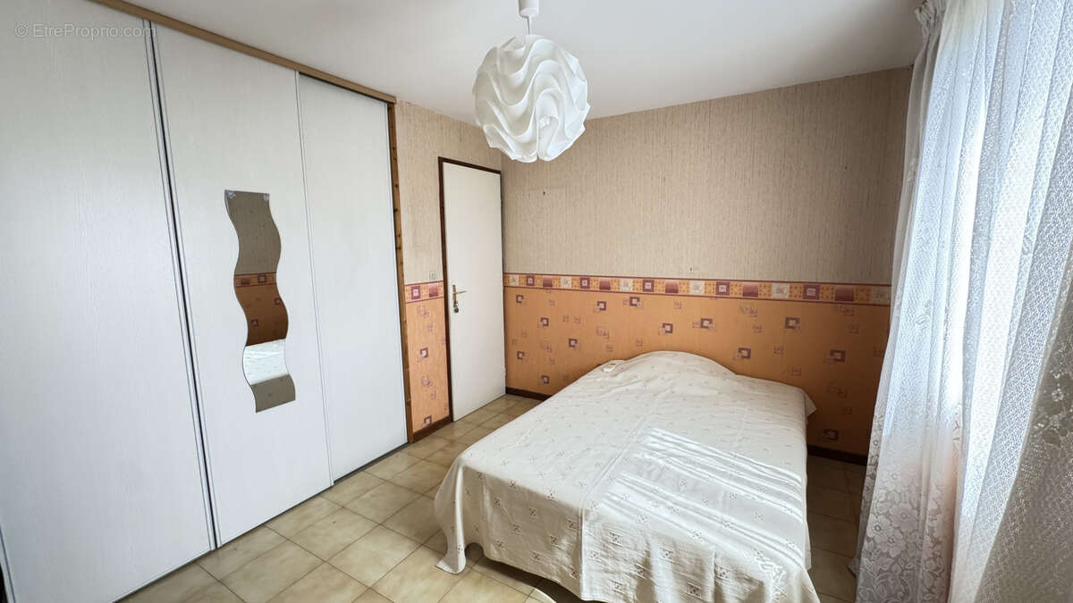 Maison à SAINT-LAURENT-DE-LA-SALANQUE