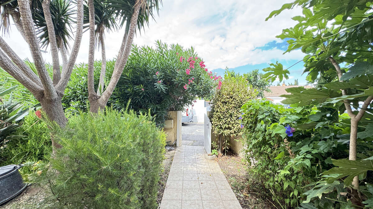 Maison à SAINT-LAURENT-DE-LA-SALANQUE