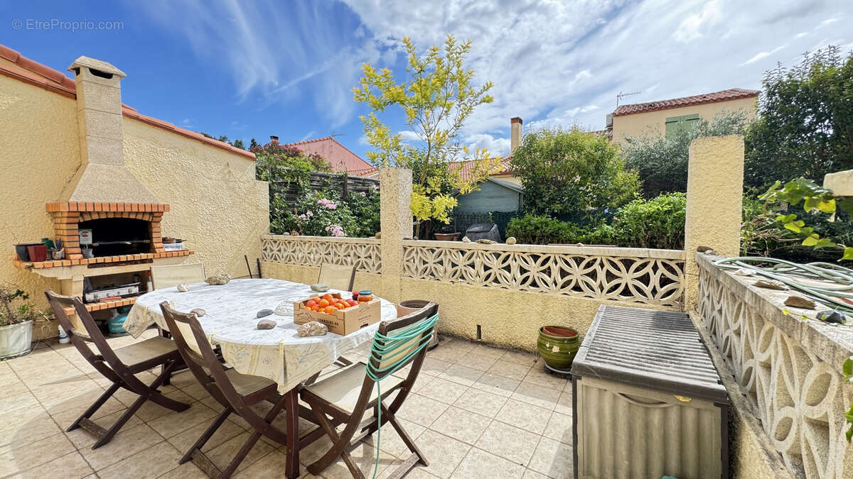 Maison à SAINT-LAURENT-DE-LA-SALANQUE