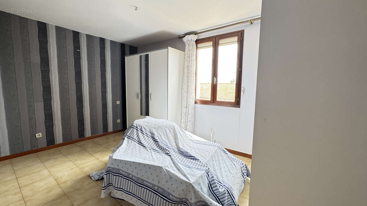 Maison à SAINT-LAURENT-DE-LA-SALANQUE