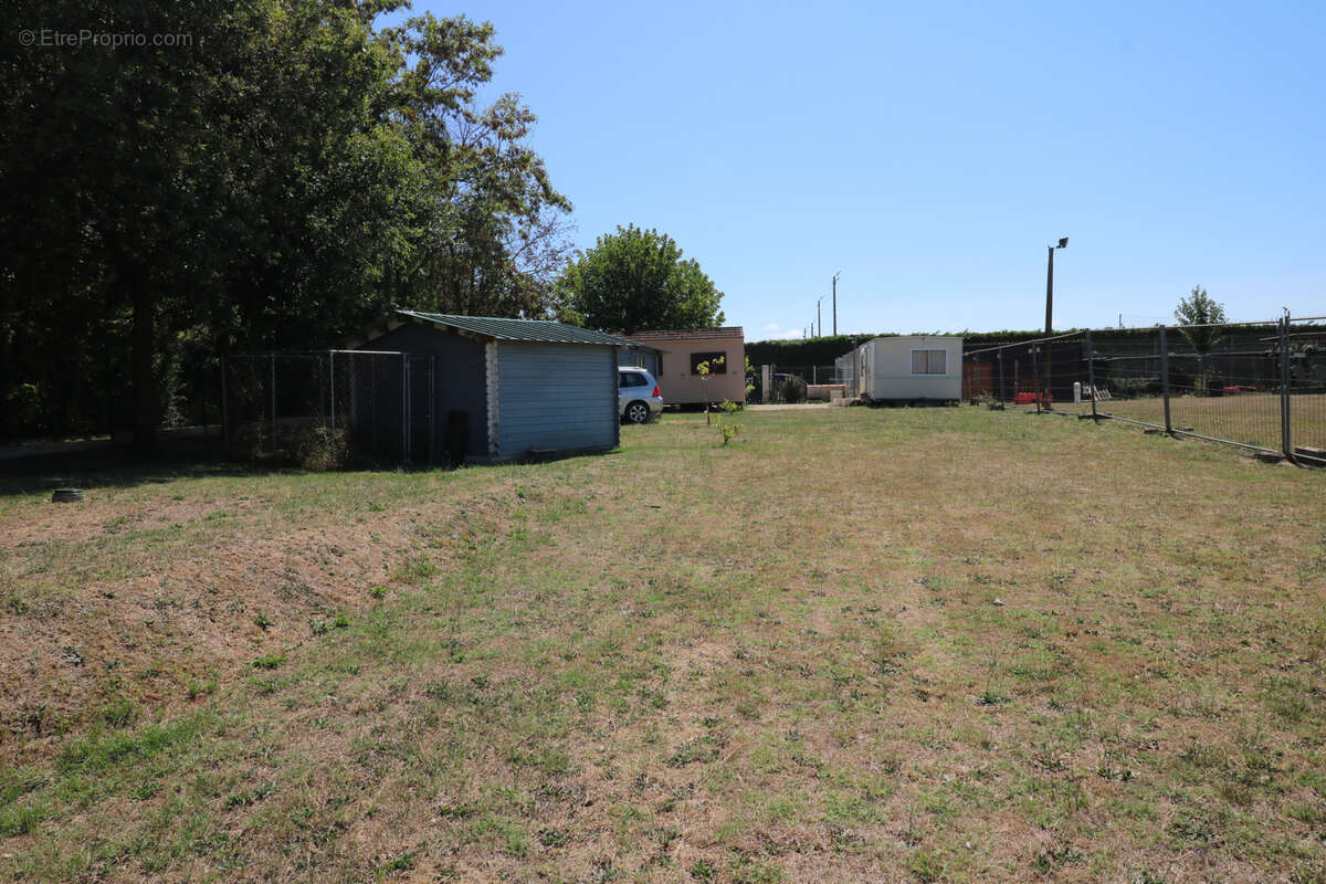 Terrain à SAINT-JUST-LUZAC