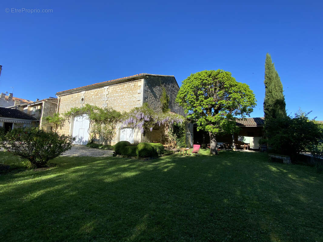 Maison à MAGNAC-SUR-TOUVRE