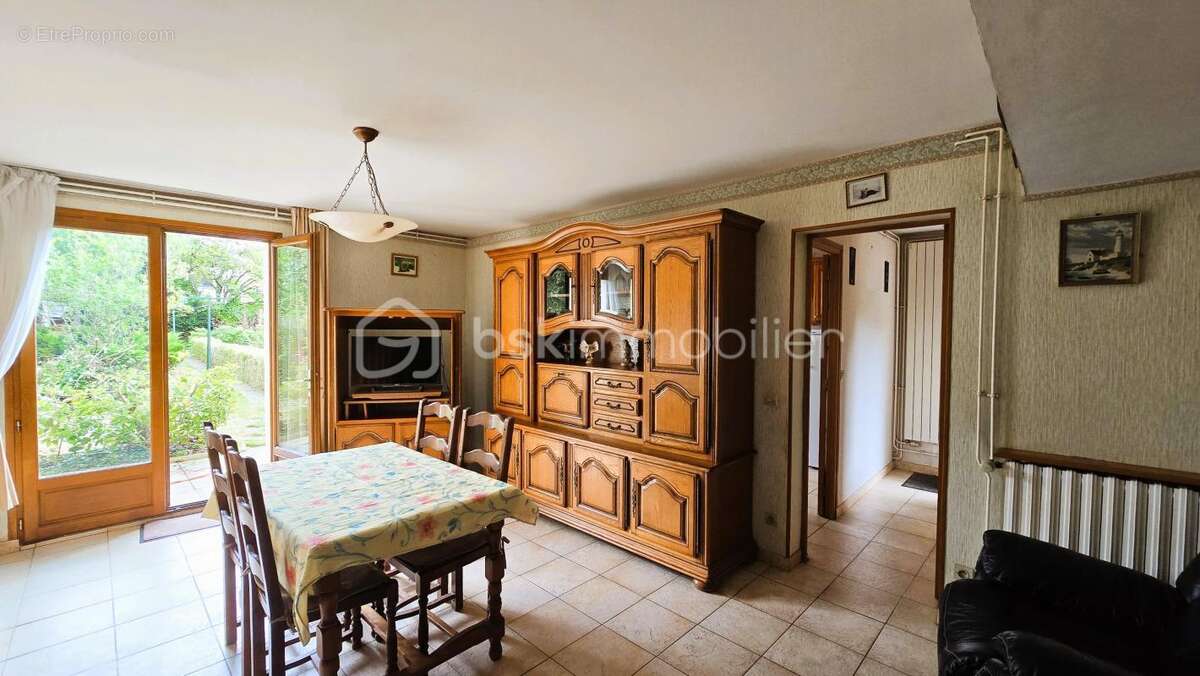 Maison à SAINTE-GENEVIEVE-DES-BOIS