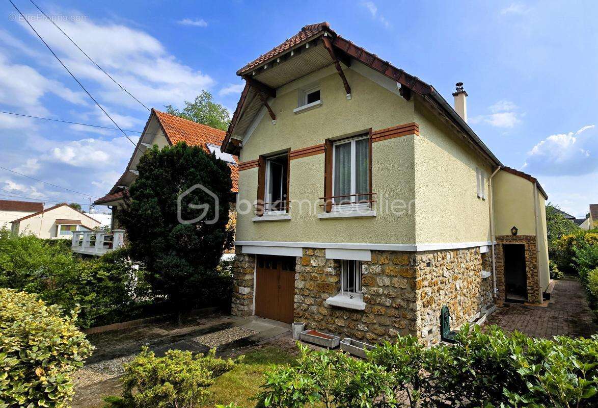 Maison à SAINTE-GENEVIEVE-DES-BOIS